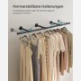 Schwarzer Songmics Kleiderständer zur Wandmontage mit Kleidung.