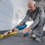 Bosch Professional GCG 18V-310 Akku-Kartuschenpresse im Einsatz beim Abdichten einer Fuge.