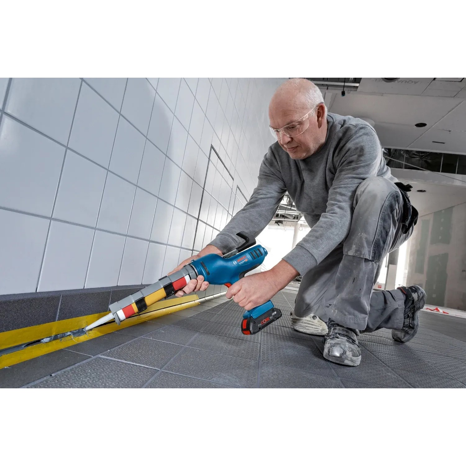 Bosch Professional GCG 18V-310 Akku-Kartuschenpresse im Einsatz beim Abdichten einer Fuge.