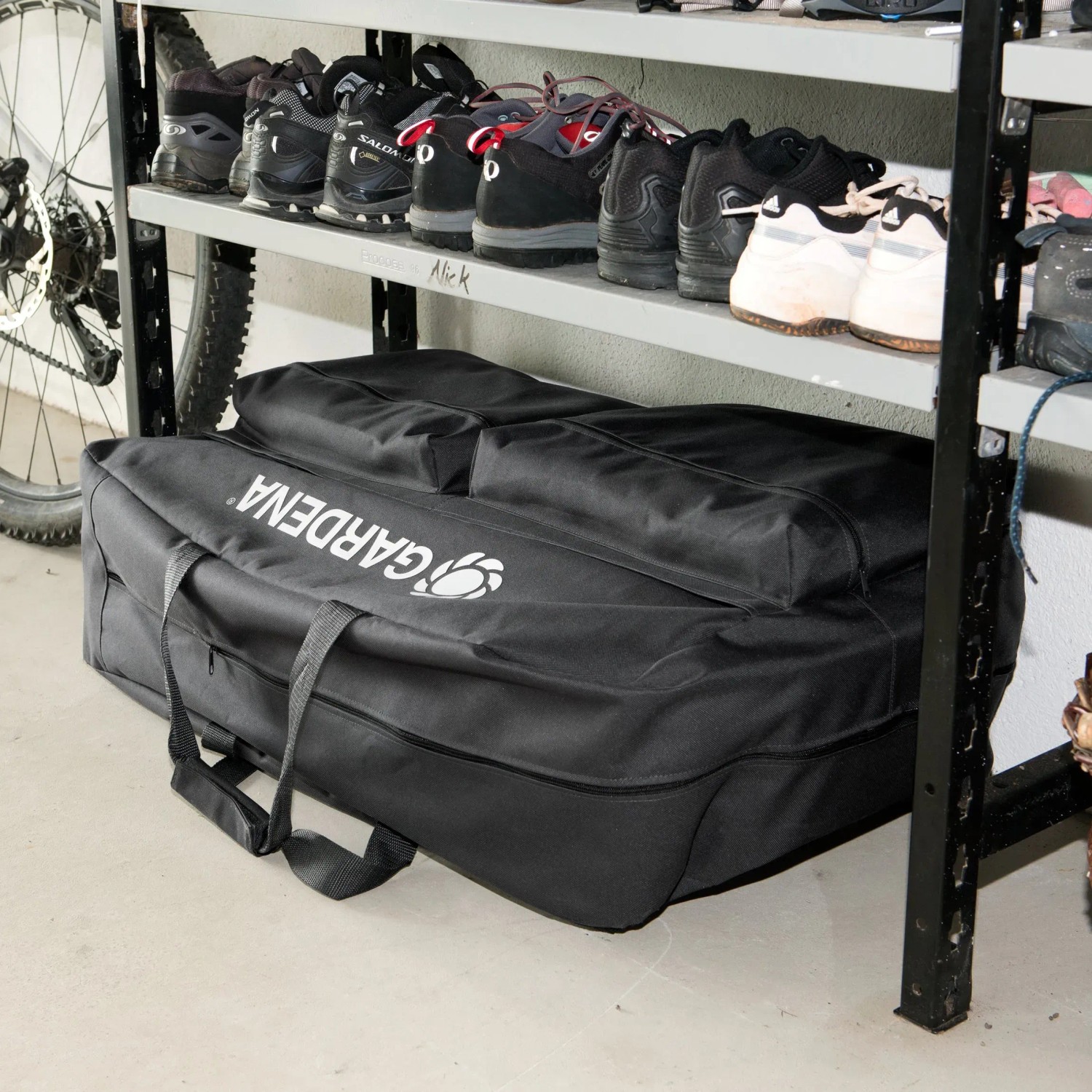 Gardena Aufbewahrungstasche für Mähroboter, schwarze Tasche mit Tragegriffen und Logo.