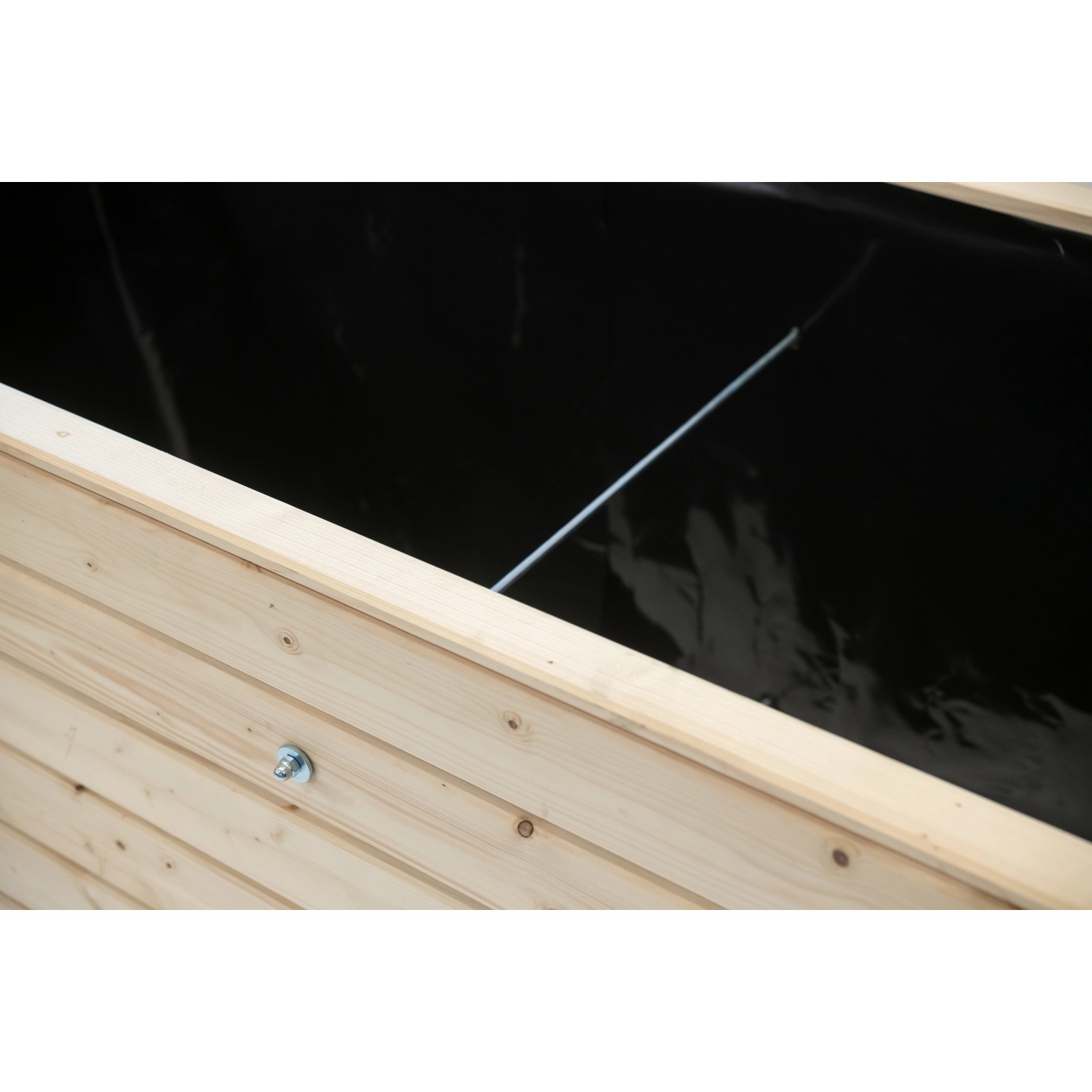 Innenansicht Westmann Hochbeet XL aus Fichte mit Folie und Querstrebe.