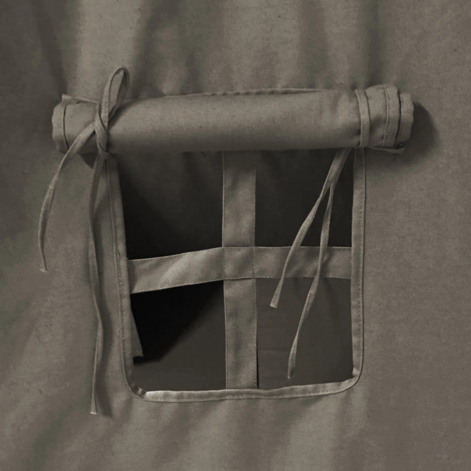 Detailansicht: Fenster des grauen Sunny Alba Tipi Zeltes mit Stoffrollos und Bindebändern.