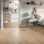 Egger Aqua Laminat EL2183 NatureSense Treviso Eiche Braun im Wohnraum mit Bad und Schlafzimmer.