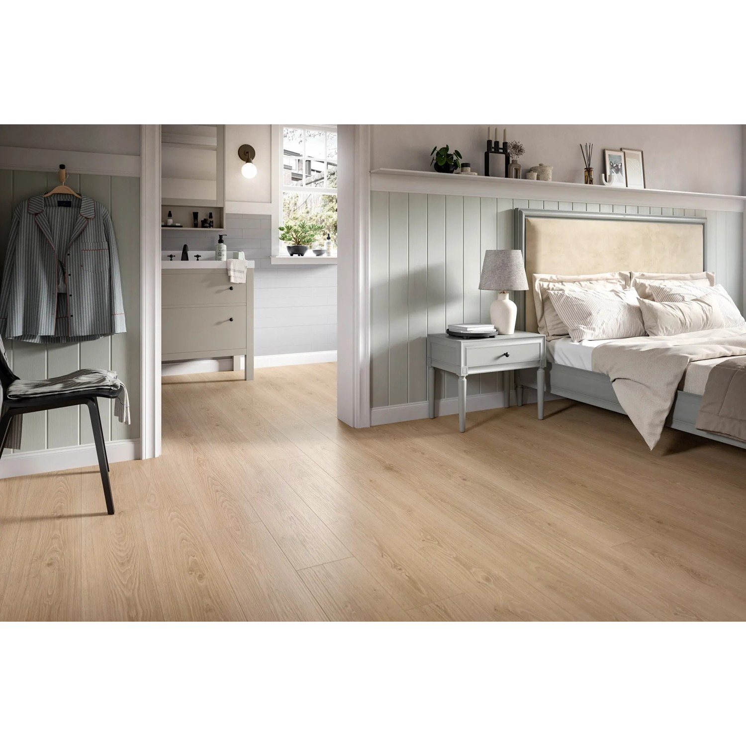 Egger Aqua Laminat EL2183 NatureSense Treviso Eiche Braun im Wohnraum mit Bad und Schlafzimmer.