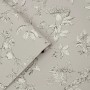Laura Ashley Vliestapete Elderwood Steel mit Blüten- und Beerenmuster auf stahlgrauem Grund.