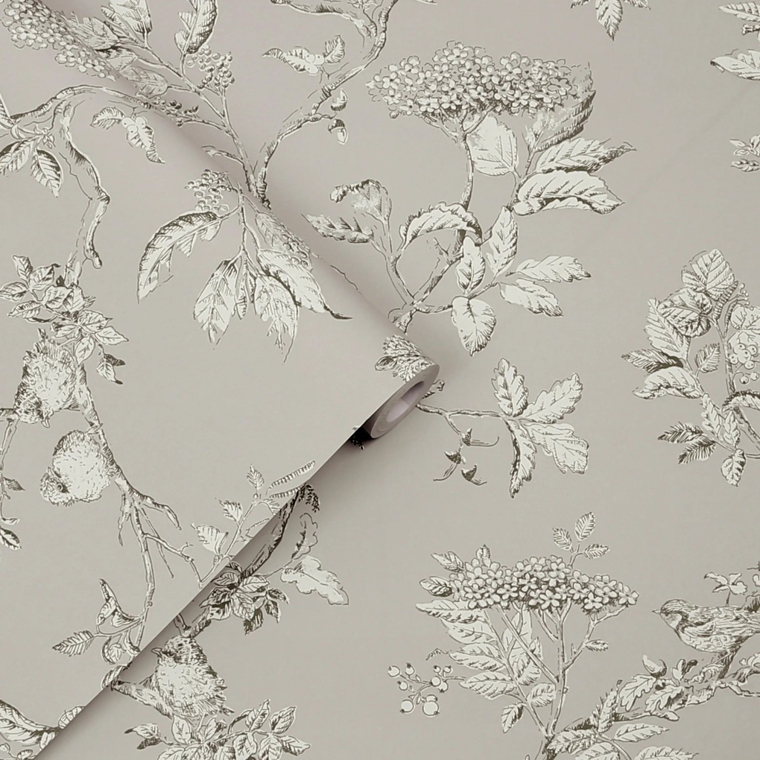 Laura Ashley Vliestapete Elderwood Steel mit Blüten- und Beerenmuster auf stahlgrauem Grund.