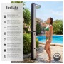 Tectake Solardusche Ofanto 35L im Garten mit Frau unter der Dusche.