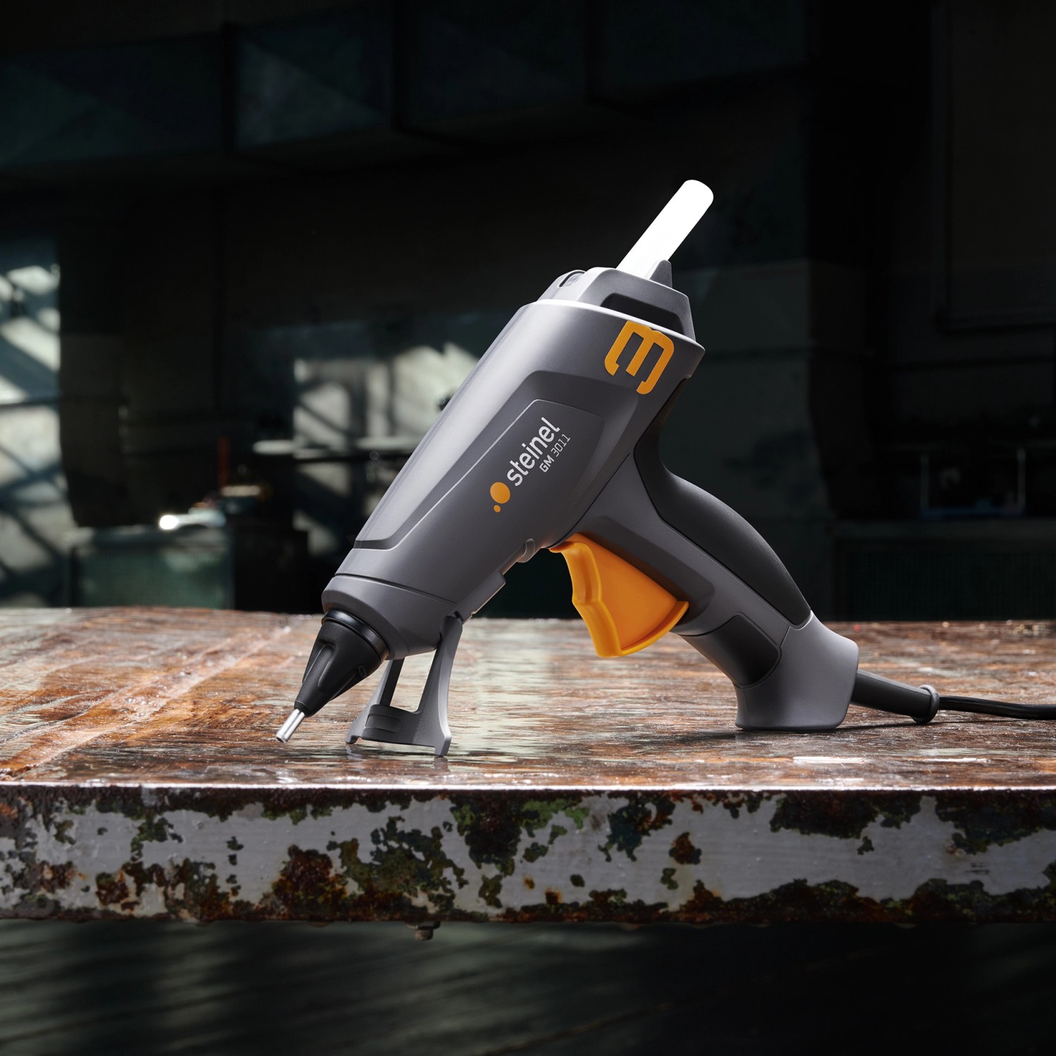 Steinel Gluematic 3011 Heißklebepistole in Grau/Schwarz mit gelbem Abzug.