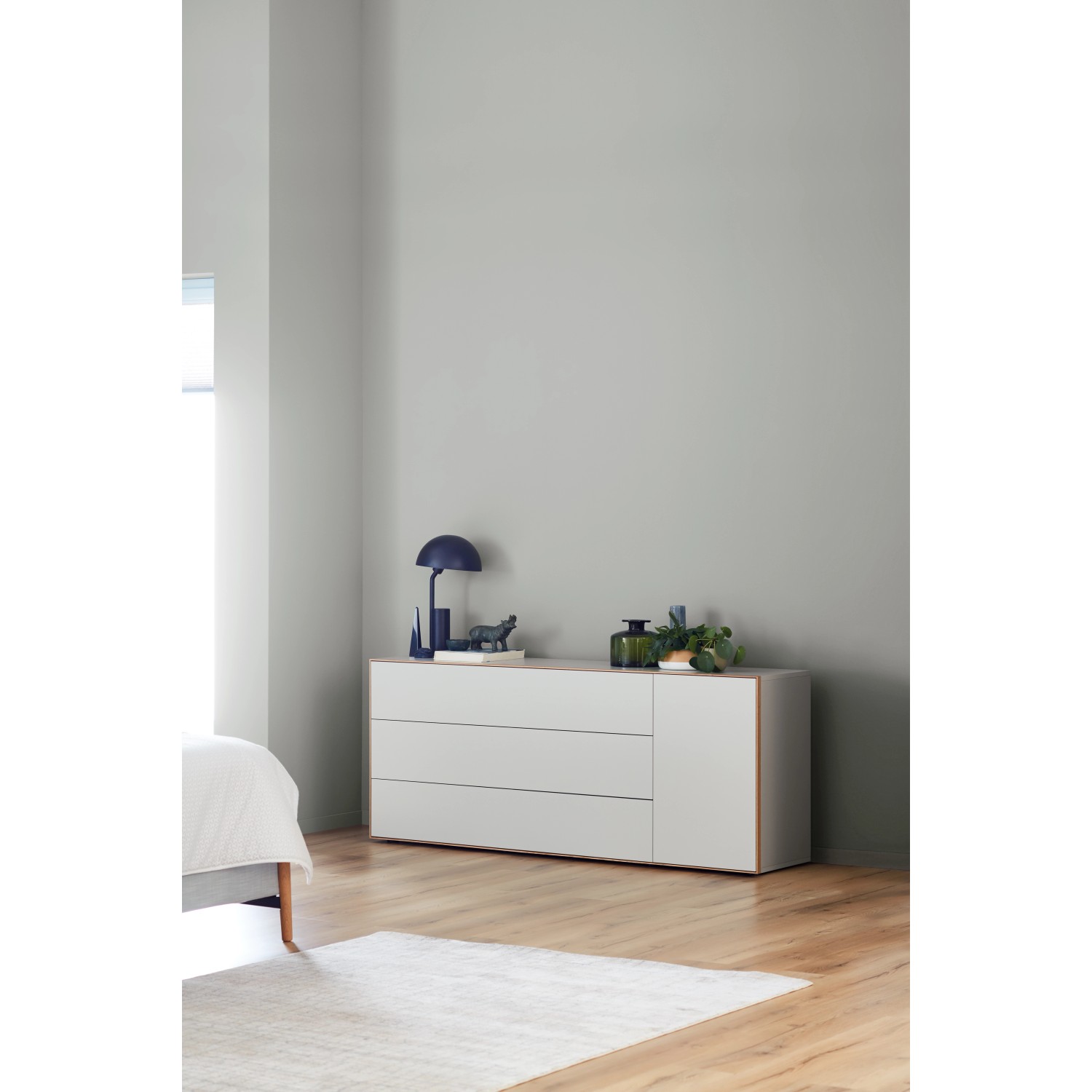 Wohnraum mit Wand in Schöner Wohnen Trendfarbe Dreamy, matte Oberfläche.