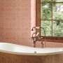 Rote Marburg Vliestapete mit floralem Blätter- und Vogelmuster im Badezimmer.