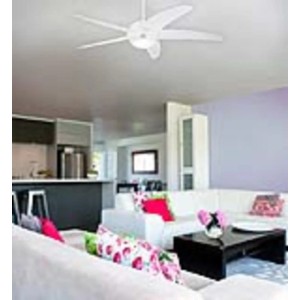 Weißer Westinghouse Deckenventilator Bendan mit Licht und Fernbedienung im Wohnzimmer.