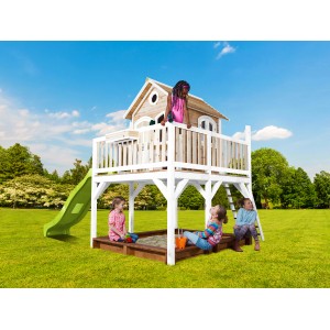 Axi Liam Spielhaus mit Rutsche, braun-weiß, mit Sandkasten und spielenden Kindern.