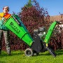 Zipper Häcksler ZI-HAEK4100 beim Häckseln von Ästen im Garten.