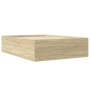 Helles Bettgestell Sonoma-Eiche 135x190 cm aus Holzwerkstoff, niedriges, rechteckiges Design.
