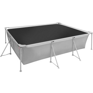Schwarze Tectake Pool Solarfolie, rechteckig, 366x732 cm, auf einem Pool. Schützt und erwärmt das Wasser.