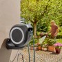 Gardena Wand-Schlauchbox RollUp M mit 20m Schlauch im Einsatz beim Bewässern von Blumen.