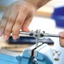 LUX Gewindebohrer-Set Comfort im Einsatz: Gewindeschneiden in Werkbank mit Schraubstock.