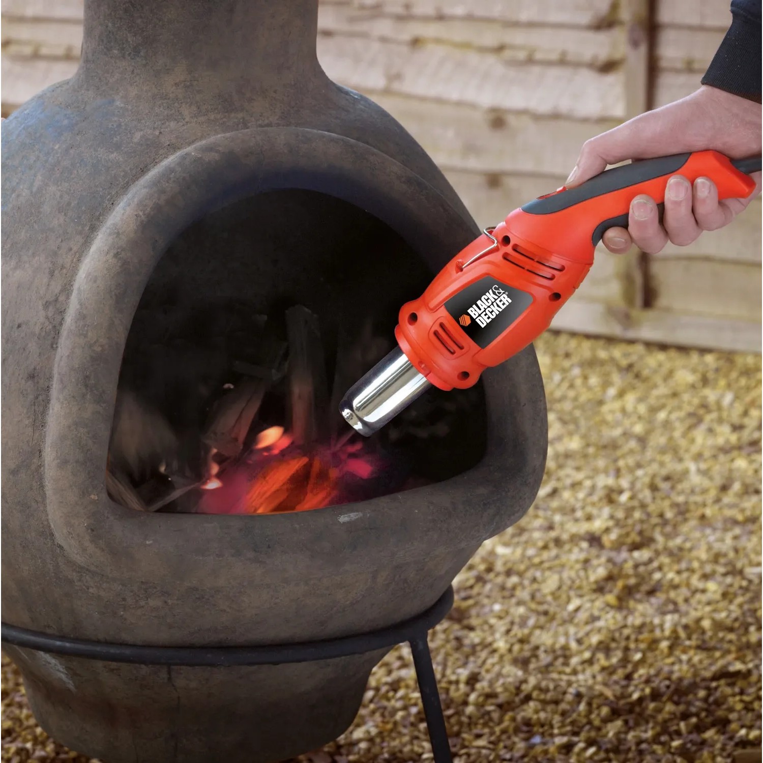 Black+Decker Heißluftgerät KX1693 beim Anzünden eines Ofens im Garten.