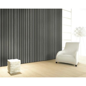 Glööckler Vliestapete Imperial Welle in Anthrazitmetallic im Raum mit Sessel.