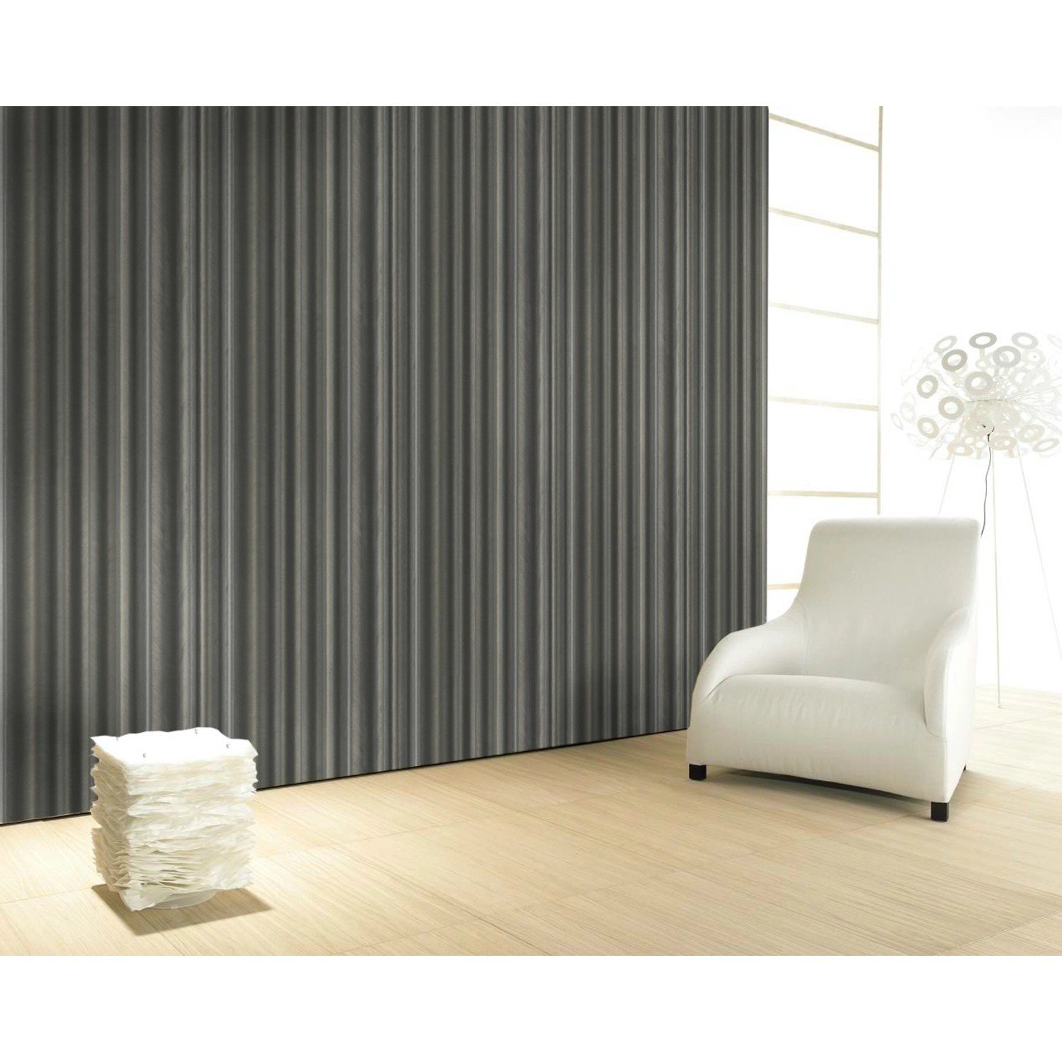 Glööckler Vliestapete Imperial Welle in Anthrazitmetallic im Raum mit Sessel.