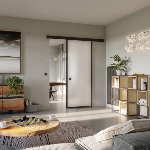 Loft+Mehr Schiebetür-Set, 94x206 cm, mit schwarzem Rahmen und Griff in Wohnraum-Szene.