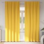 Zwei senfgelbe Verdunkelungs-Vorhänge aus Polyester mit Ringen, die ein Fenster bedecken.
