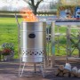 Feuerhand Pyron Feuertonne aus Edelstahl, 25 l, mit Feuer im Garten.