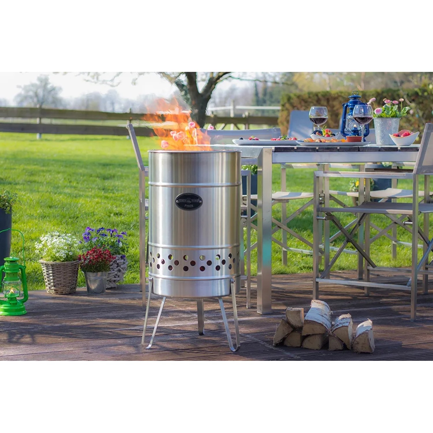 Feuerhand Pyron Feuertonne aus Edelstahl, 25 l, mit Feuer im Garten.