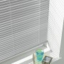 Gardinia Aluminium Jalousie, 60x130 cm, silber, am Fenster mit Lichtreflexionen.