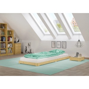 Flaches Einzelbett aus unbehandeltem Fichtenholz (90x200 cm) mit Rollrost im Dachgeschoss.