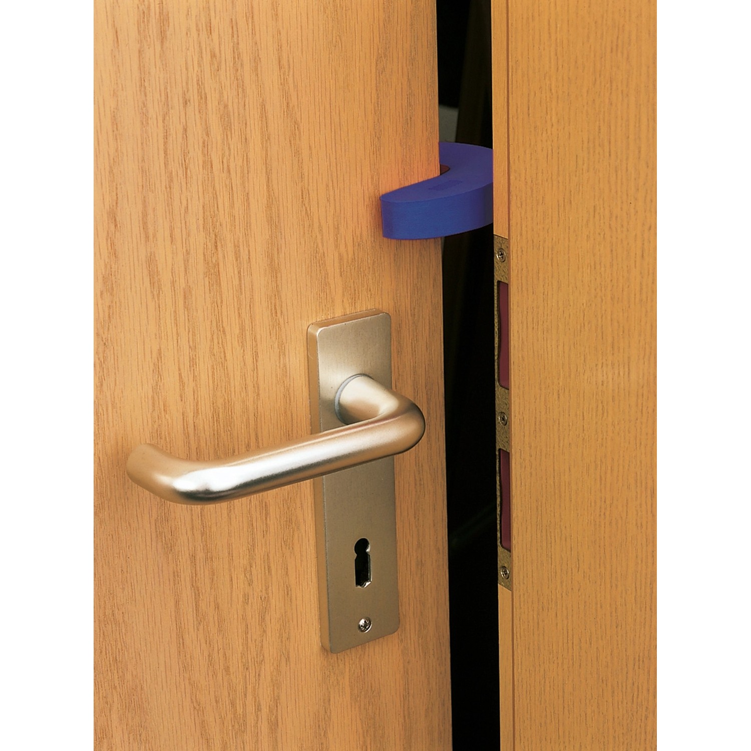 Türstopper aus Schaumstoff in U-Form, blau, an einer Holztür befestigt.