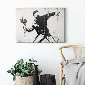 Kunstdruck auf Leinwand: Mann wirft Blumen. Modernes Wandbild in Schwarz-Weiß für Wohnzimmer.