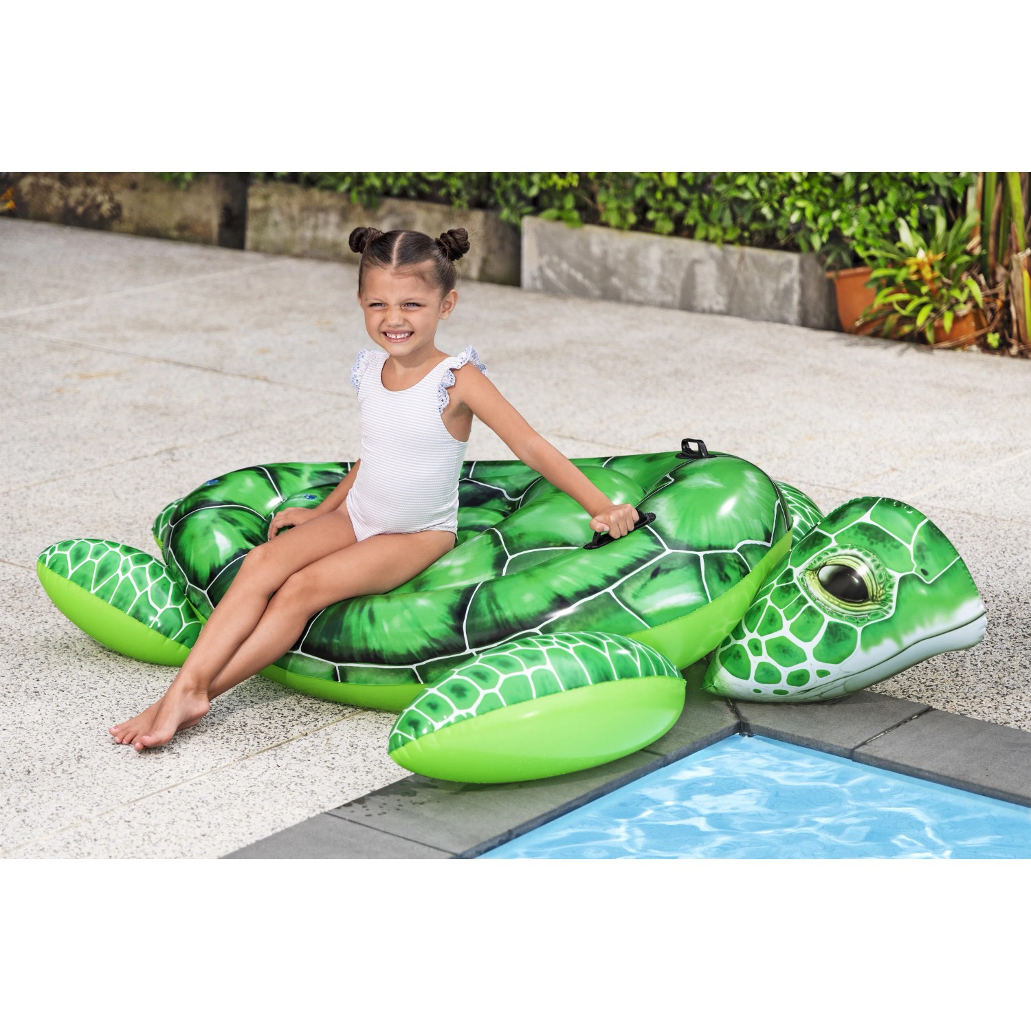 Bestway Schwimmtier Tidal Turtle mit Kind am Pool. Aufblasbare grüne Wasserschildkröte mit Haltegriffen.