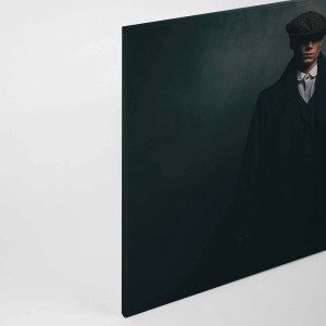 Leinwandbild im Retro-Stil: Mann mit Schiebermütze in Dunkelgrün und Schwarz. Wanddekoration für Wohnzimmer und Büro.