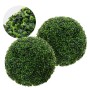 Zwei grüne künstliche Buchsbaumkugeln aus Kunststoff im 2er Set, naturgetreue Optik, mit Detailansicht der Blätter.