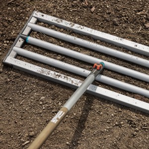 Gardena Combisystem-Rasenrakel 76 cm zum Verteilen von Erde und Sand im Garten.