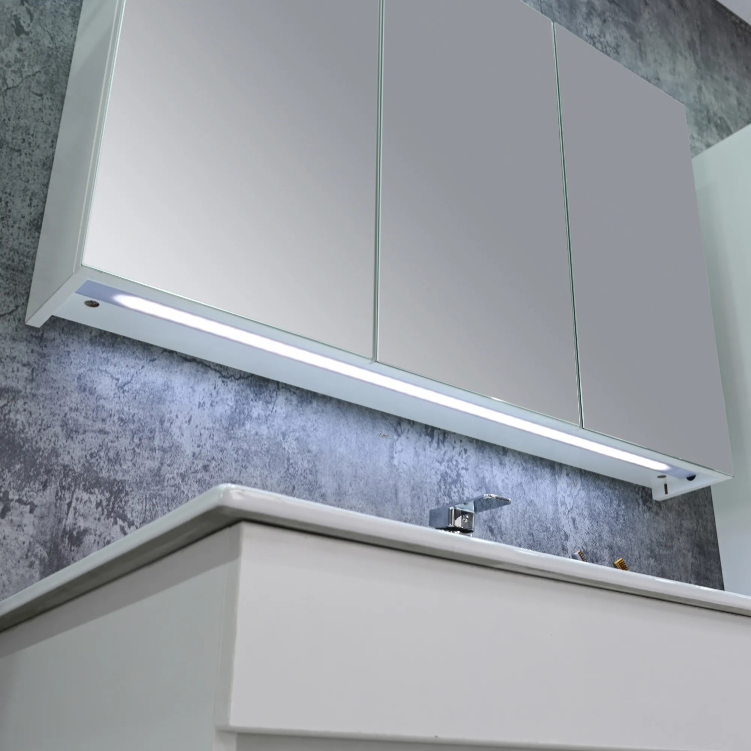 Sanotechnik Badmöbel-Set Belluno, weiß, mit Spiegelschrank und LED-Beleuchtung.