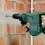 Bohren mit LUX SDS-Plus Bohrer in Mauerwerk. Betonbohrer-Set im Einsatz.