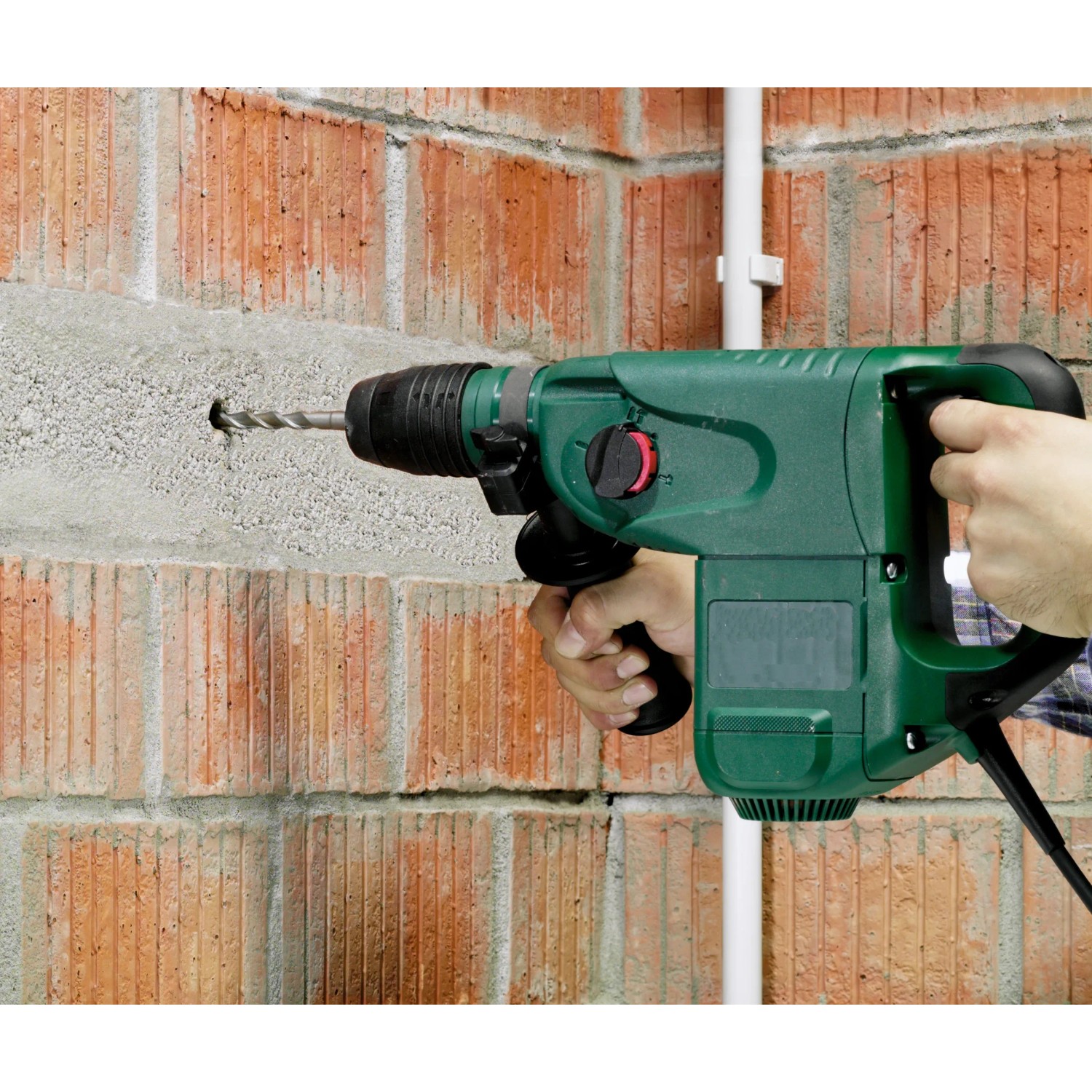 Bohren mit LUX SDS-Plus Bohrer in Mauerwerk. Betonbohrer-Set im Einsatz.