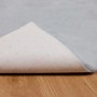 Grauer vidaXL Kunstfell Teppich (80x200 cm) mit rutschfester Rückseite auf Holzboden.