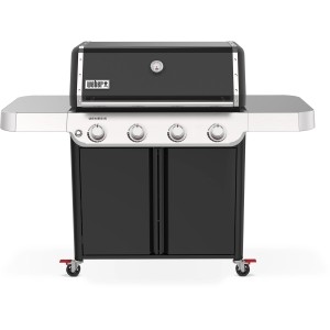 Weber Genesis E-415 Gasgrill, schwarz, mit 4 Brennern und Seitentischen.