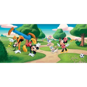 Disney Fototapete mit Micky Maus und Freunden im Park, fröhliches Design in Grün, Blau und Rot.
