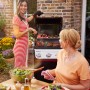 Weber Gasgrill E-410 Spirit (2025) beim Grillen von Fleisch und Gemüse im Garten.
