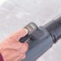 Detailaufnahme: Hand bedient Turbo-Taste am Al-Ko Akku-Laubbläser LB 1860.