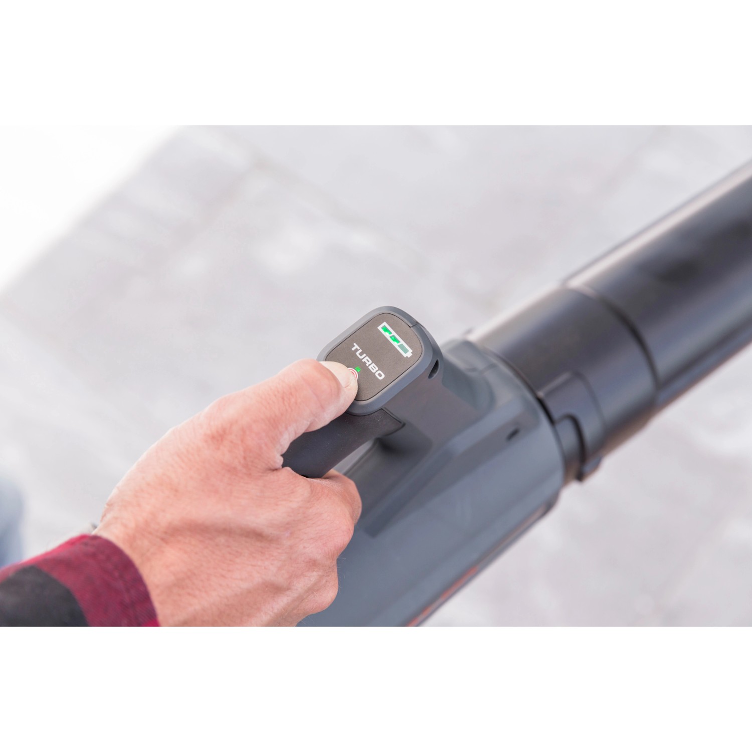 Detailaufnahme: Hand bedient Turbo-Taste am Al-Ko Akku-Laubbläser LB 1860.