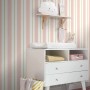 ESTAhome Vliestapete mit Streifen in Hellrosa, Weiß und Olivgrün an einer Wand im Kinderzimmer. Dekorative Tapete.