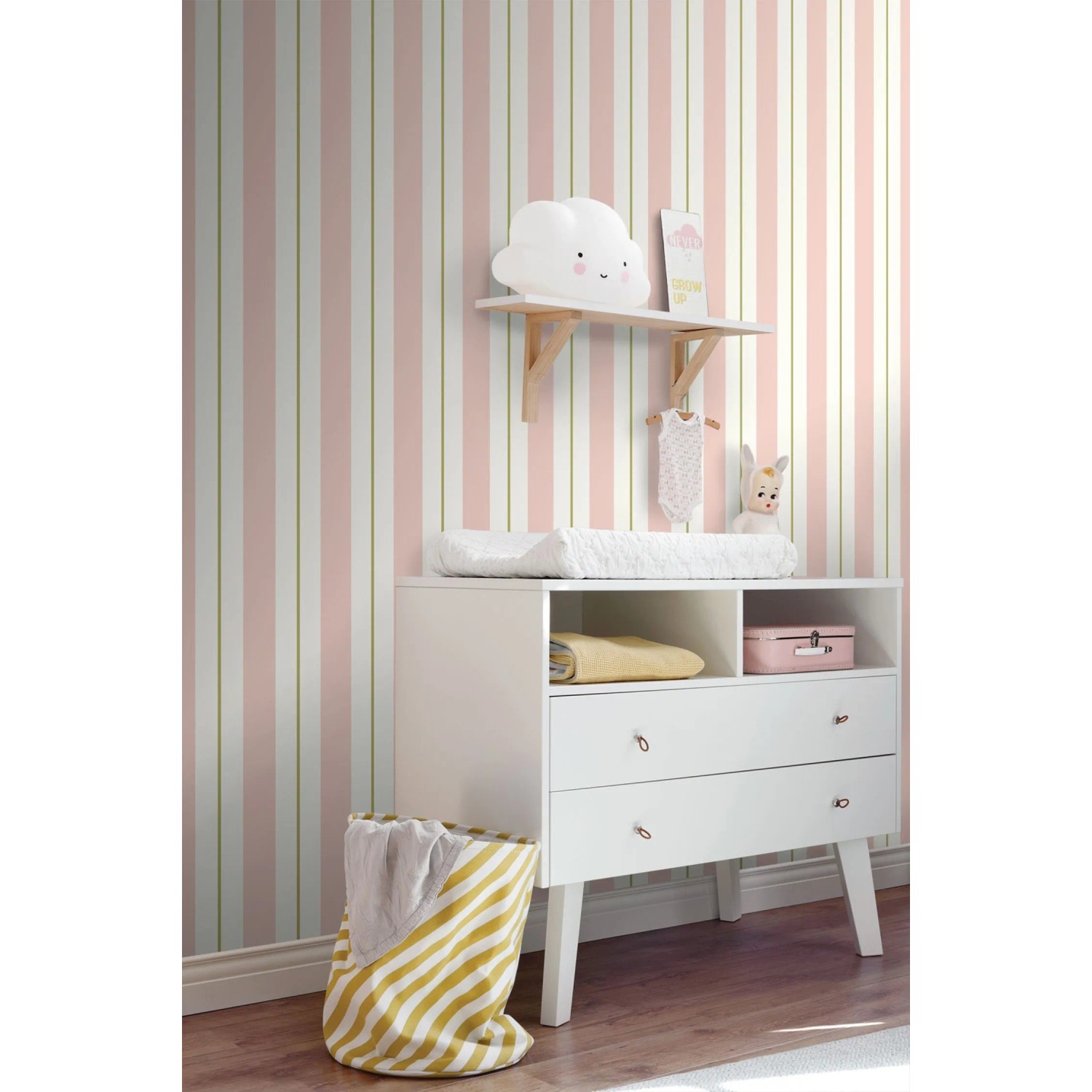 ESTAhome Vliestapete mit Streifen in Hellrosa, Weiß und Olivgrün an einer Wand im Kinderzimmer. Dekorative Tapete.
