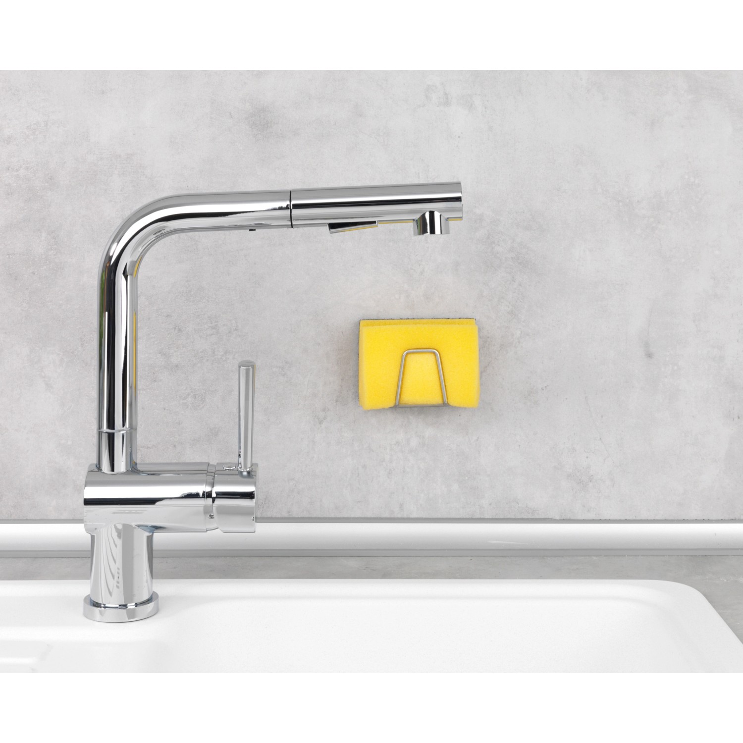 Wenko Universal-Halter Edea für Spülschwamm in Edelstahloptik an Küchenwand.