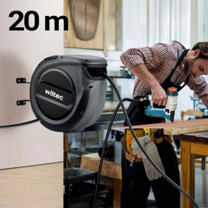 Wiltec Druckluft-Schlauchtrommel 20m mit Mann bei der Nutzung mit Druckluftnagler.