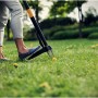Fiskars Unkrautstecher Xact im Einsatz: Unkrautentfernung im Garten mit Teleskopstiel für rückenschonendes Arbeiten.